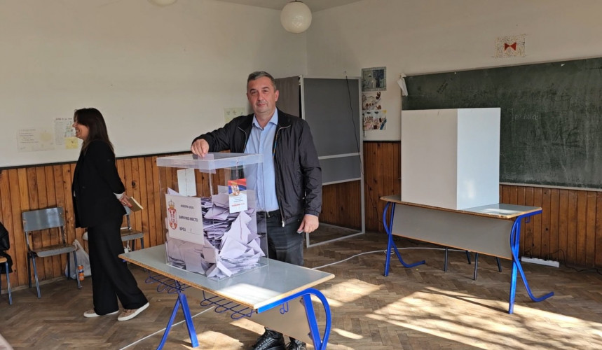 Zamenik gradonačelnika Leposavića Radosavljević glasao u Rudnici Zamenik gradonačelnika Leposavića Radosavljević glasao u Rudnici