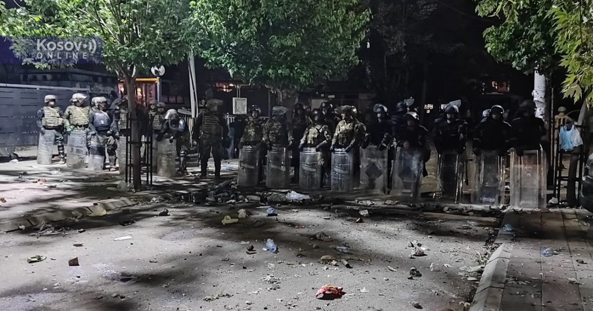 Mirno u Zvečanu, pripadnici Kfora i dalje ispred zgrade opštine ...