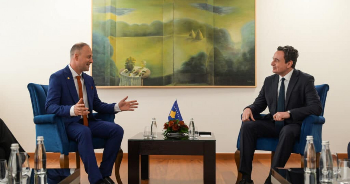 Kurti sa oficirom mornarice SAD albanskog porekla: Primer posvećenosti i predanosti