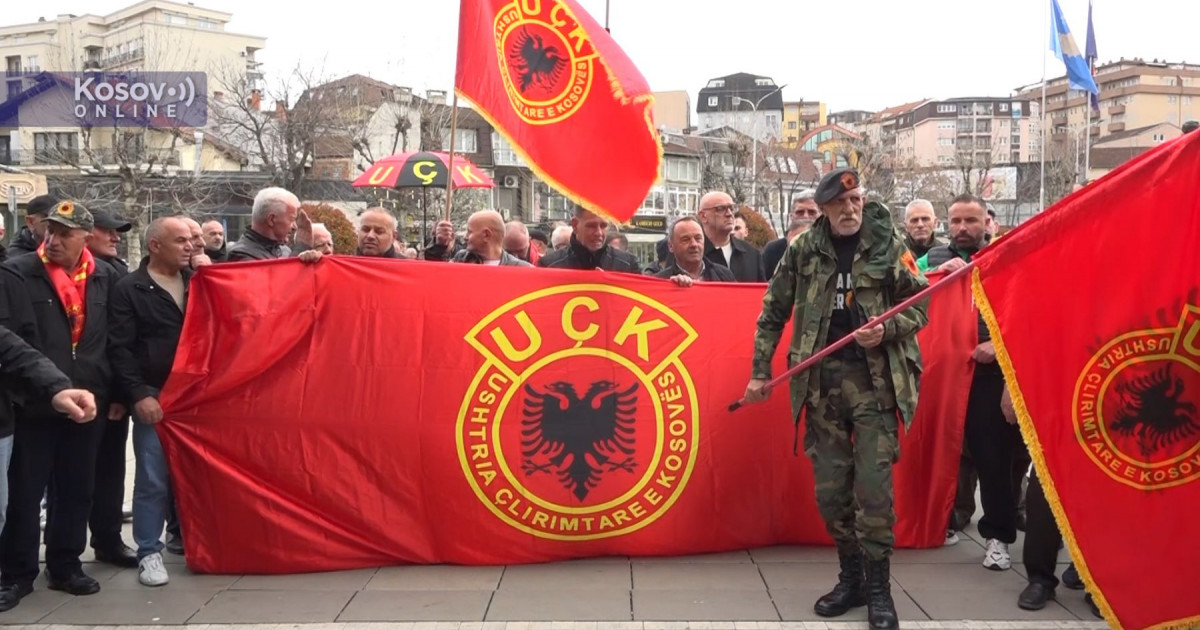 (Foto) Protest ratnih veterana u Prištini; Jašari: U vladi postoje ministri koji su protiv OVK