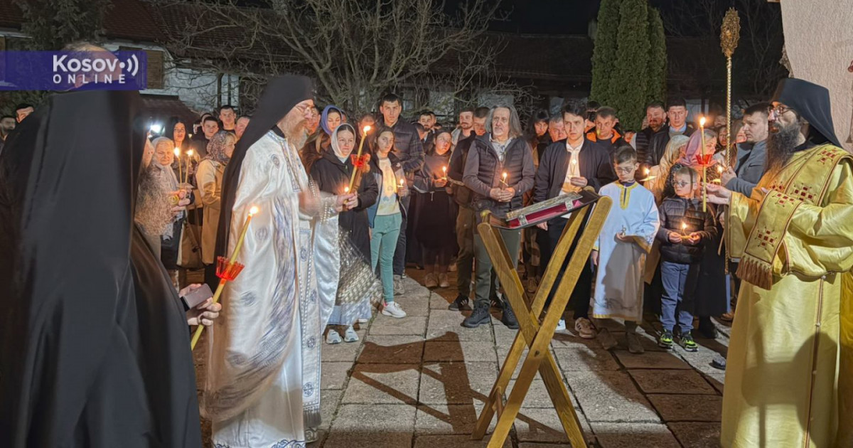 (Video) Više stotina vernika na ponoćnoj vaskršnjoj liturgiji u manastiru Banjska