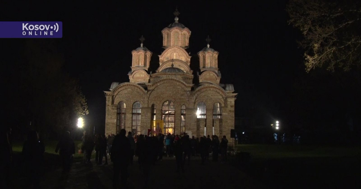 (Foto) Ponoćnom liturgijom u manastiru Gračanica dočekan Vaskrs: Vera jača od straha, ljubav od svake mržnje