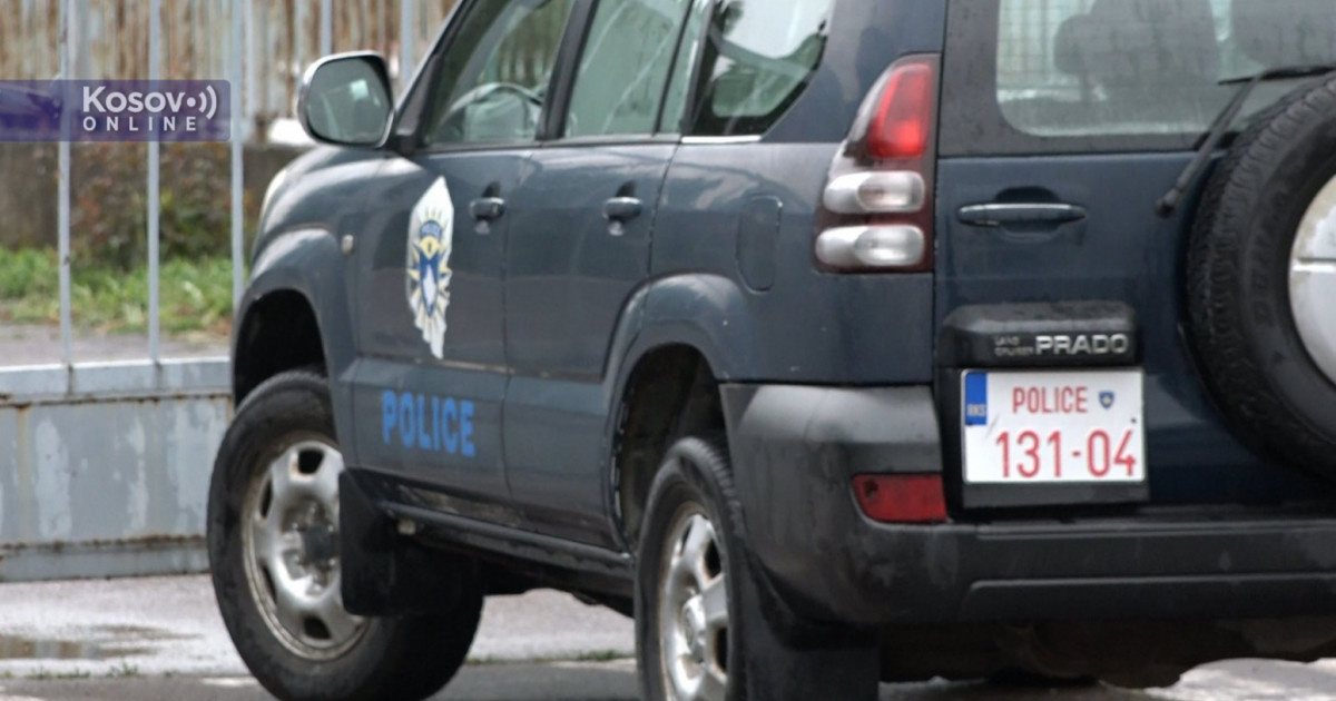 Në Zubin Potok u ndalua dhe më pas u lirua një 17-vjeçar për shkak të mbishkrimit në bluzë