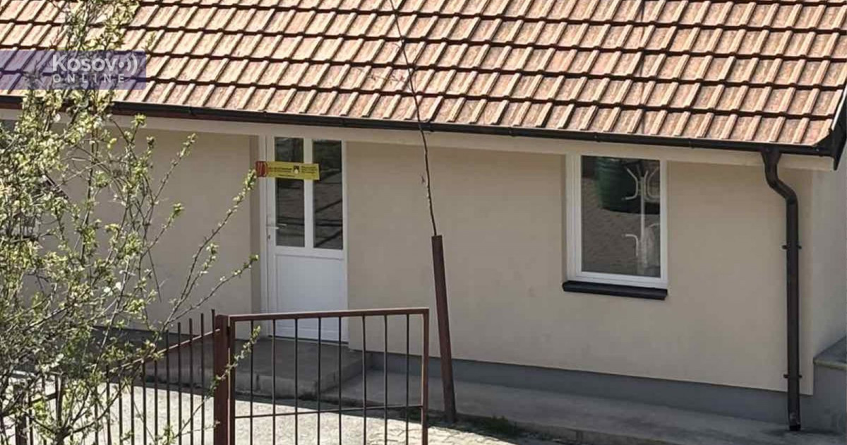 Kosovo inspectors shut down clinics in the villages of Banje and Suvo Grlo, school signs also removed