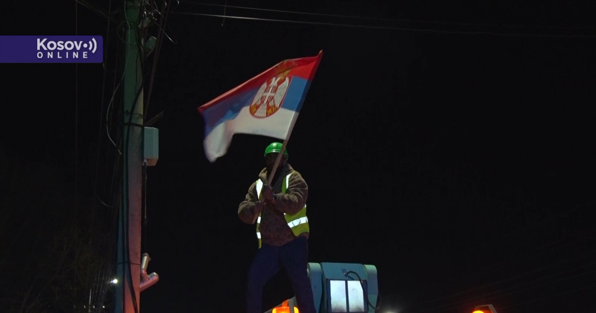 U Gračanici uklanjaju srpske zastave uz asistenciju policije; Živić: Međunarodna zajednica da reaguje