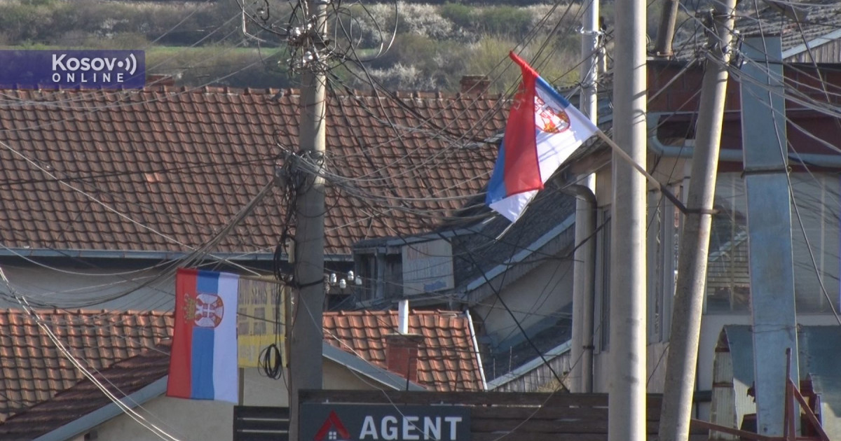 (Video) Nove srpske zastave u Gračanici uoči Uskrsa