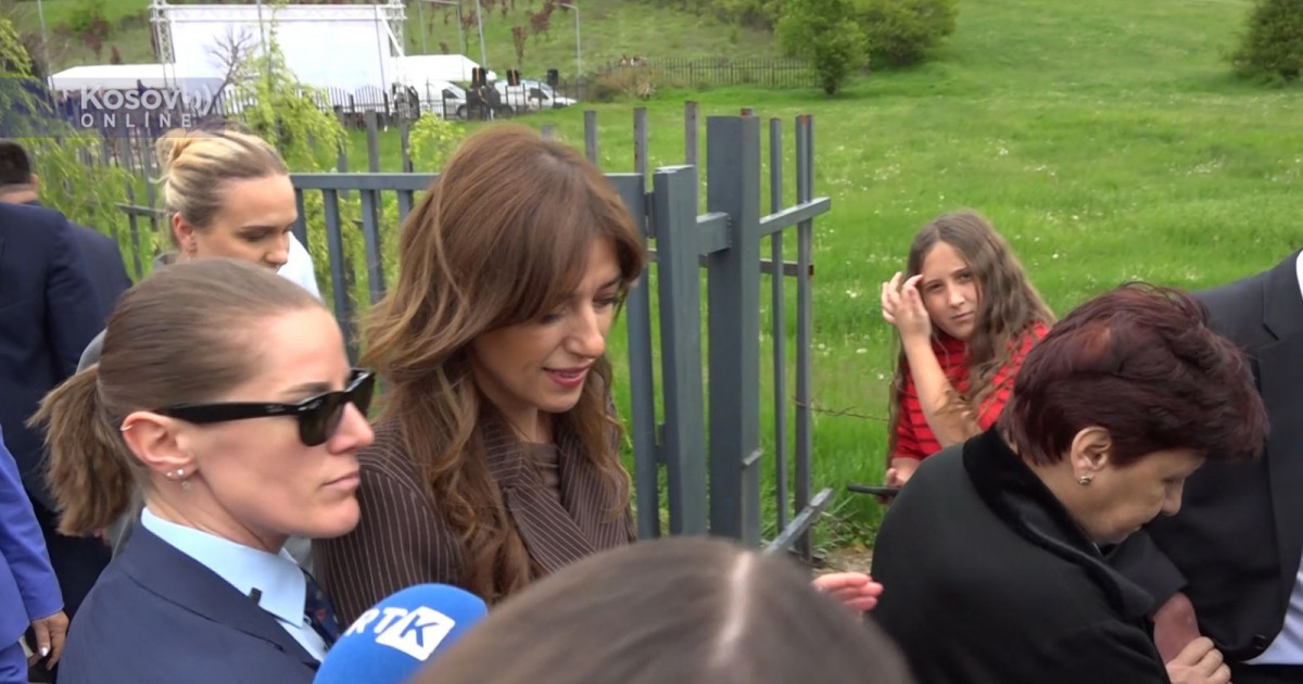 (Video) Hadžiju o Kurtijevoj konferenciji u holu kabineta predsednika: Institucije nisu privatne, već javne