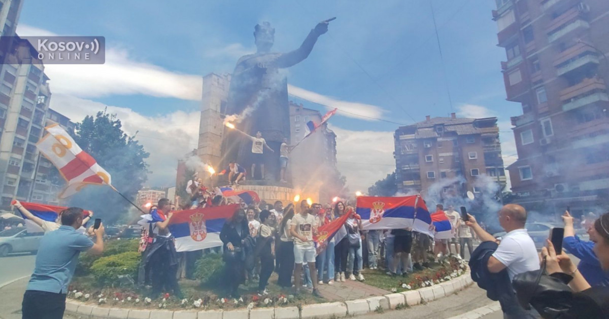 Mitrovački gimnazijalci proslavili kraj školske godine uz srpske trobojke i trubače