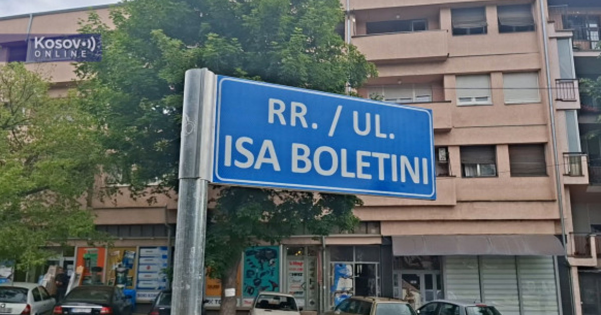 (Foto) Premeštena tabla sa Đinđićevim imenom u Severnoj Mitrovici, Boljetini ostao na istom mestu