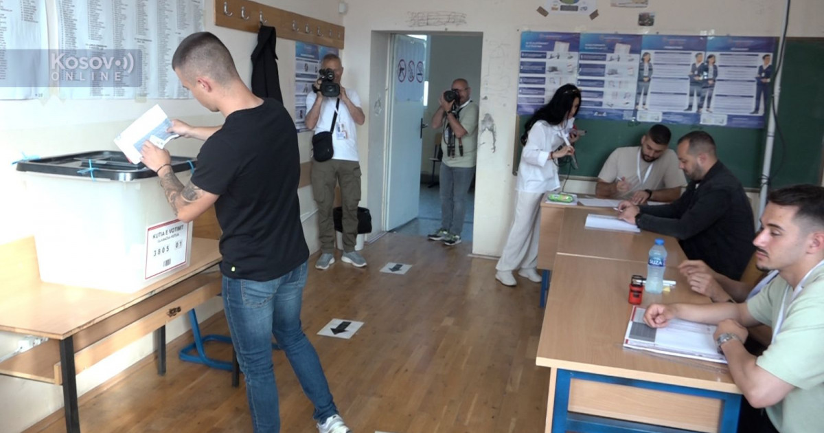 (Video) Veliki broj građana čeka da glasa u Tehničkoj školi u Severnoj Mitrovici
