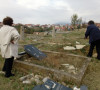 Polomljeni spomenici na orahovačkom groblju