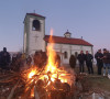 Paljenje badnjaka u porti crkve Sv. Petra i Pavla u Кlokotu