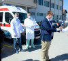 Dejan Pavićević uručuje ključeve sanitetskog vozila dir. ZC u Pasjanu