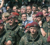 Gerhard Šreder u Prizrenu 23. jula 1999, okružen nemačkim vojnicima