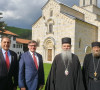 Metju Palmer, vladika Teodosije i iguman manastira Visoki Dečani otac Sava Janjić.jpg