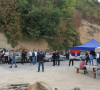 Današnja smena pripadnika specijalnih jedinica Kososvske policije Rosu na Brnjaku, gde su građani blokirali prelaz i protestuju već osmi dan zbog uredbe kosovske Vlade o probnim tablicama za vozila sa srpskim registarskim tablicama, koja ulaze na Kosovo, protekla je mirno.