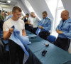 Srpski policajci skidaju uniforme Kosovske policije