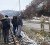 Britanski vojnici Kfora u razgovoru sa Srbima na barikadi u Ibarskoj Slatini