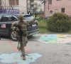 Pripadnici Kfora u dvorištu vrtića u Leposaviću