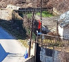 Albanske zastave okačene uz kapiju manastira Zočište