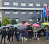 Meštani Leposavića ispred opštisnke zgrade