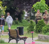 U Leposaviću mirno veče, deca se igraju pored pripadnika Kfora