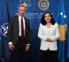 Pomoćnik generalnog sekretara NATO Tomas Gofus i predsednica Kosova Vjosa Osmani