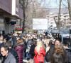 Studenti ispred poštanske štedionice, Severna Mitrovica